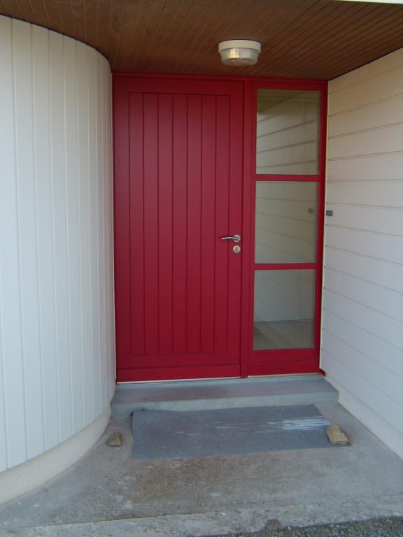 Porte d'entre Aluminium bicolor : Intrieur = Blanc ; Extrieur = Rouge